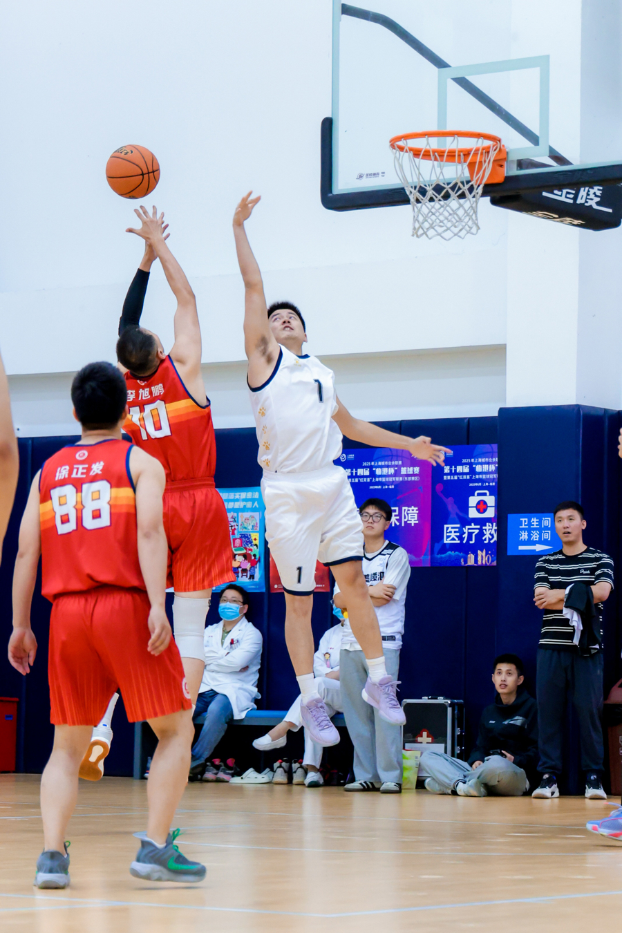 包含场面火爆!篮球观众席沸腾不已的词条 包含场面火爆!篮球观众席沸腾不已的词条