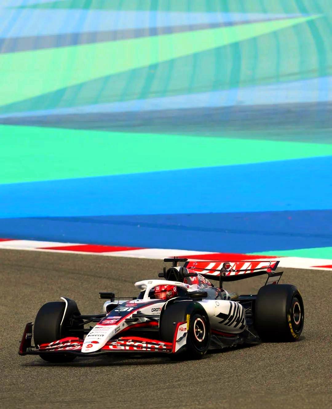 雷诺车队鏖战哈斯车队，佩雷兹惊艳四座